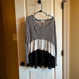 Super cute Entro black and white top